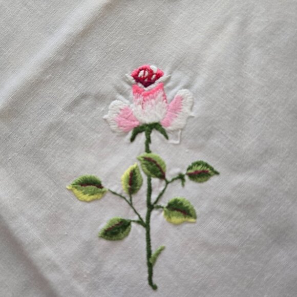 Beautiful Long Roses Embroidered Tablecloth - Never used - Picture 2 of 4